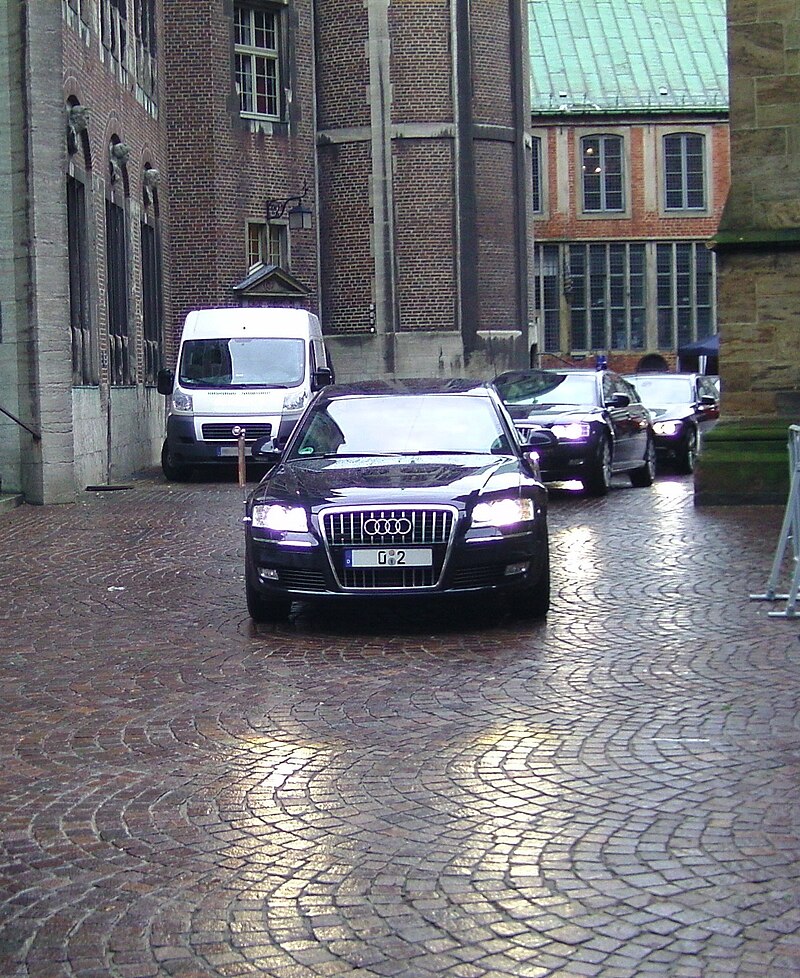 Official limousine of the German chancellor, Audi A8 W12 6.0 L, registration plate 0-2, seen in Bremen 2010.jpg