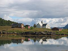 Oksnes kirke med omgivelser.jpg