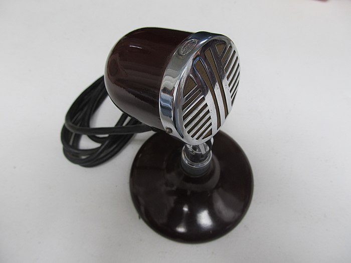 Микрофон динамический катушечный МД-55 «Октава», предназначен для радиовещания, звукозаписи и внестудийных передач. Серийное производство в 1955-1958 гг.