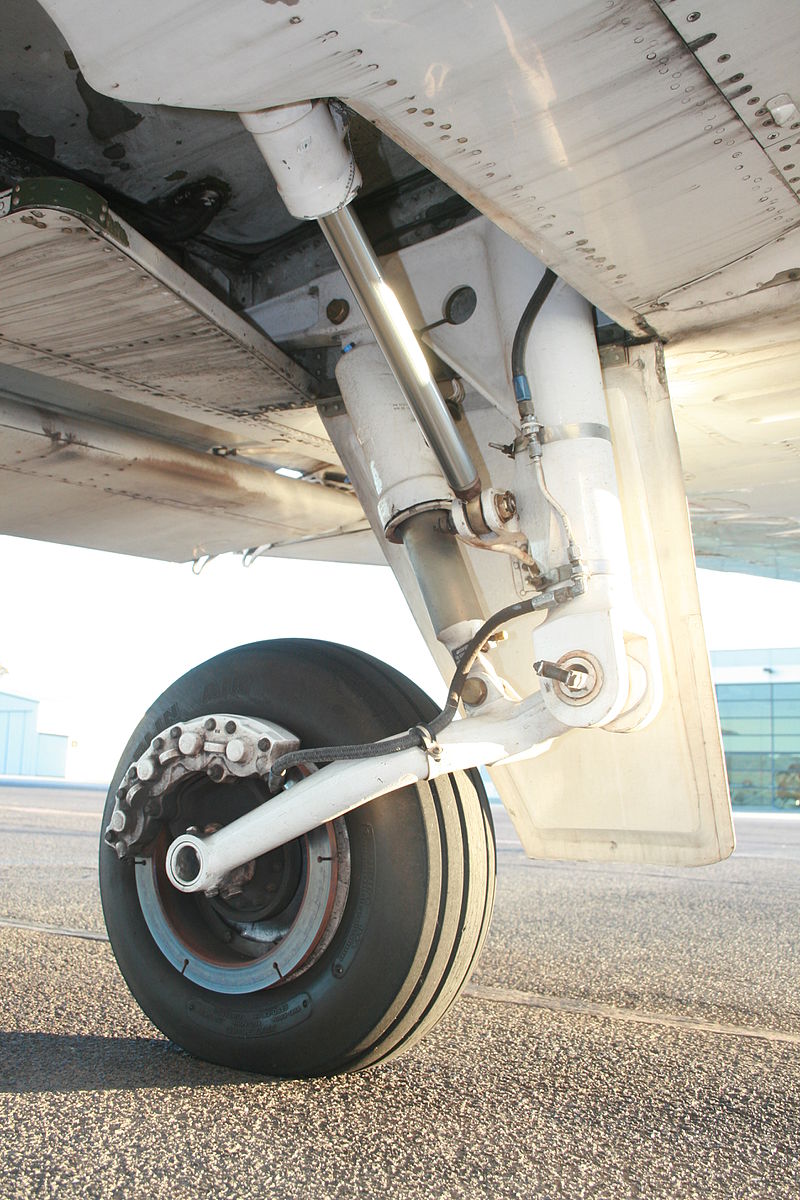 800px-Oleo_trailing_link_main_landing_gear.JPG