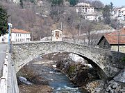 Un antico ponte sul torrente