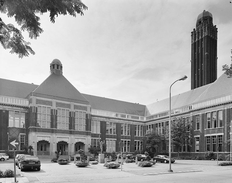 File:Overzicht voorgevel en rechter zijvleugel met toren en voorplein op de voorgrond - Delft - 20353557 - RCE.jpg