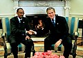 Одна из многих фотографий рукопожатия перед камином.  Президент Джордж Буш сидит справа от зрителя, гость (Поль Кагаме, президент Руанды) слева, март 2003 г. Одно из редких изображений, где в камине горит огонь.