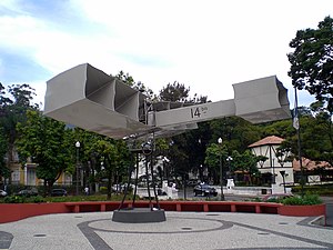 Het vliegtuig van de luchtvaartpionier Santos-Dumont op het plein praça 14 Bis in Petrópolis