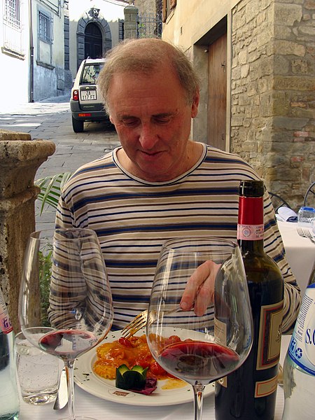 File:Phillip at lunch, Cortona, Tuscany, 2009 - Flickr - PhillipC (1).jpg