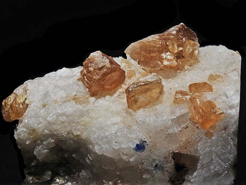 File:Phlogopite, lazurite, calcite 6.jpeg