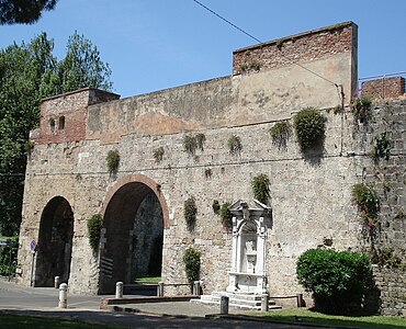 Porta Santa Marta et Fontana Medicea, du côté de la Piazza delle Gondole.