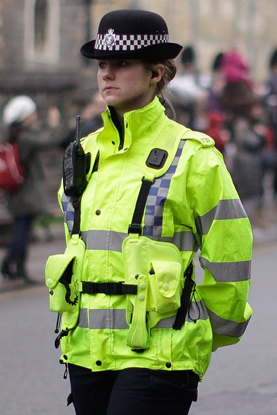 File:Policewoman in the UK (5304887200).jpg