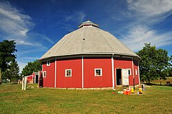 Ko'pburchak Barn1.JPG