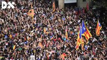 Fitxer:Protesta massiva davant la comissaria de la Policia Nacional a la Via Laietana de Barcelona.ogv