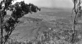 Negara bagian Queensland Arsip 369 Melihat dari Bald Knob di Diamond Valley menuju Mooloolah c 1931.png