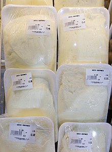 Queso Guayanés en un estante refrigerado