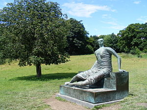 Liegende Figur im Yorkshire Sculpture Park - geograph.org.uk - 519117.jpg