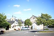 Place et église saint Médard au loin.