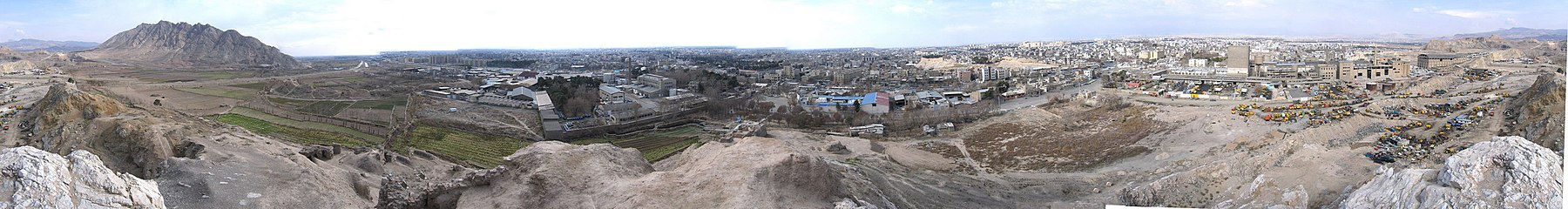 Panorama s tvrđave Raškan na drevni Raj i obližnju planinu Bibi Šahrbanu