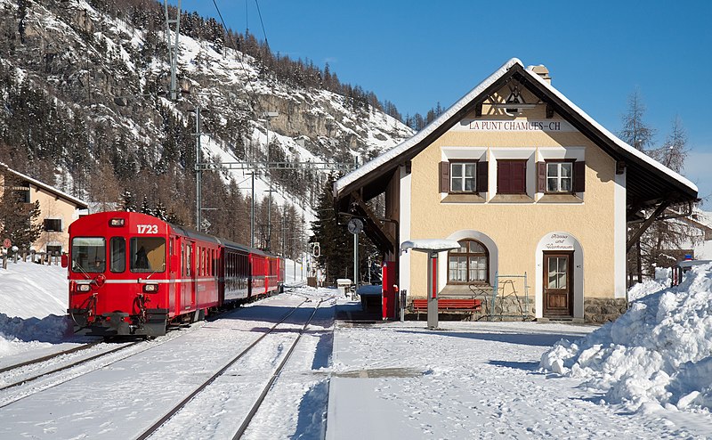 File:RhB BDt at La Punt-Chamues-ch.jpg