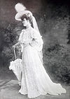 Robe de garden-party par Redfern 1904 2 cropped.jpg