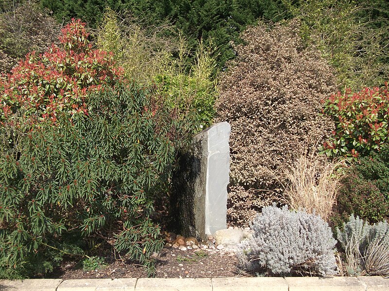 File:Rock Garden feature, Reading Cemetery - geograph.org.uk - 2861061.jpg