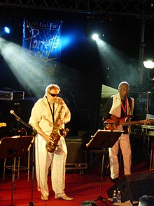 Ronnie Cuber (links) en Chuck Rainey op het Porretta Soul Festival, 2005