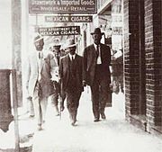 Roque González Garza (izquierda) y Francisco I. Madero (centro) en San Antonio, Texas (1910).