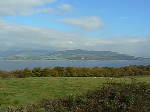 Pohled přes Kyles of Bute na východním konci Bogany Point