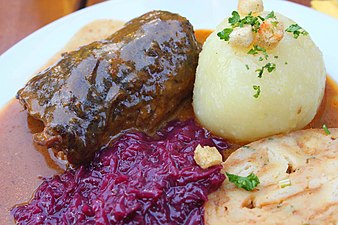 Rinderroulade mit Blaukraut und Semmel- und Kartoffelkloß