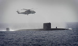 Sous-marin de la Royal Navy HMS Turbulent avec un hélicoptère Merlin du HMS St Albans MOD 45153520.jpg