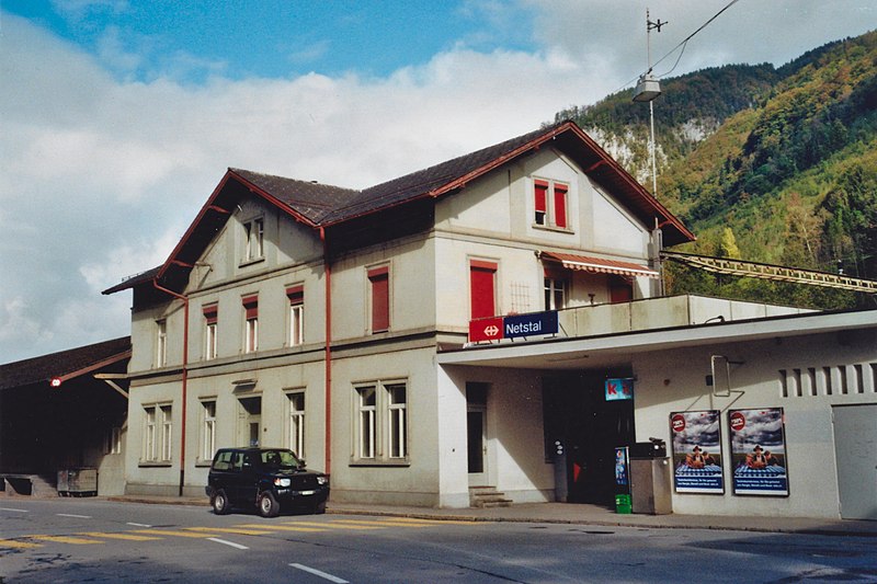 File:SBB Historic - F 122 00719 007 - Netstal Stationsgebaeude mit Gueterschuppen Strassenseite.jpg