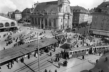 תמונה היסטורית של הרציפים העירוניים ושל כנסיית רוח הקודש בכיכר התחנה (שנות השלושים של המאה ה-20)