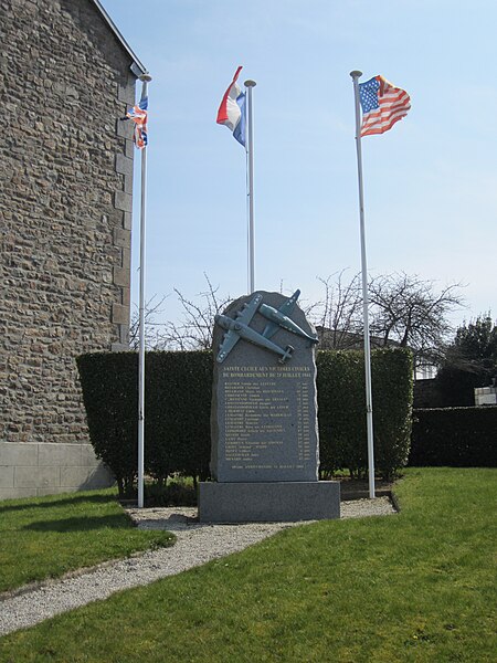 File:Sainte-Cécile, Manche - Monument aux victimes du bombardement.JPG