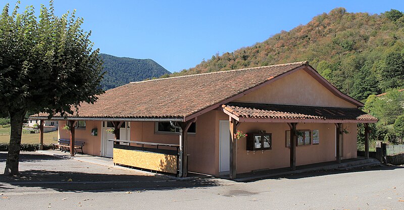 File:Salle des fêtes de Bize (Hautes-Pyrénées) 1.jpg