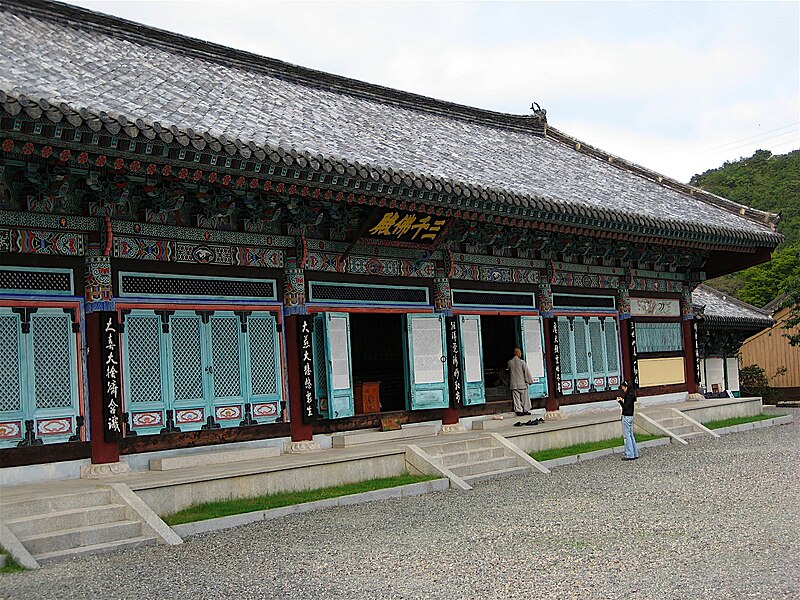 File:Samcheonbuljeon at Girimsa-Gyeongju-Korea-02.jpg