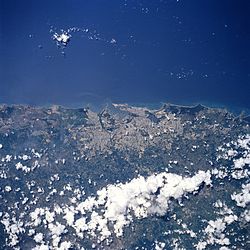 Área Metropolitana de San Juan desde el espacio exterior con Trujillo Alto al sureste de la masa urbana de la capital, julio de 1997.