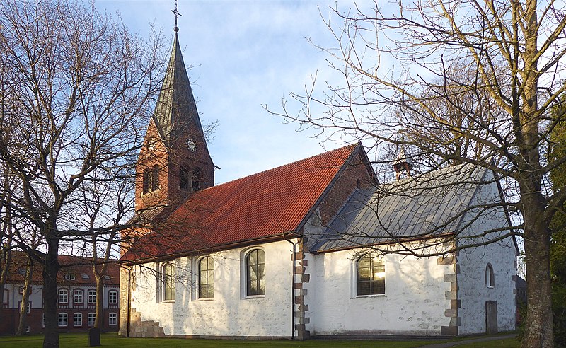 File:Satrup St-Laurentiuskirche Feldsteinkirche 12 Jh mit Natursteinquader-Klinker-Portal und -turm - 1903 - Foto 2018 Wolfgang Pehlemann P1280559.jpg