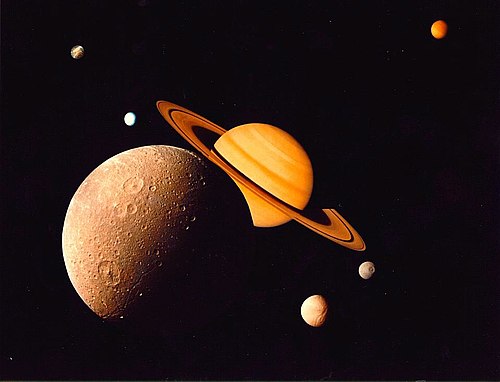 https://upload.wikimedia.org/wikipedia/commons/thumb/a/a9/Saturn_family.jpg/500px-Saturn_family.jpg