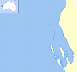 Mapa da região de Shark Bay, na Austrália Ocidental.  Existem sete pontos vermelhos, indicando os locais onde os botes salva-vidas foram recuperados ou aterrissaram.  Um ponto ciano marcando a localização de Carnarvon e um ponto de aço marcando o local da batalha reivindicada estão incluídos para referência