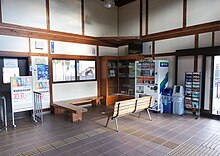 ファイル:Shinano_Railway_Chikuma_Station_Waiting_room.jpg