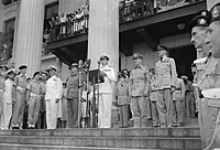 Mountbatten prononce une allocution publique à Singapour lors de la reddition.