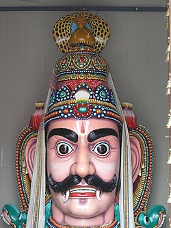 Patung kepala Irawan di Kuil Shri Mariamman, Singapura.