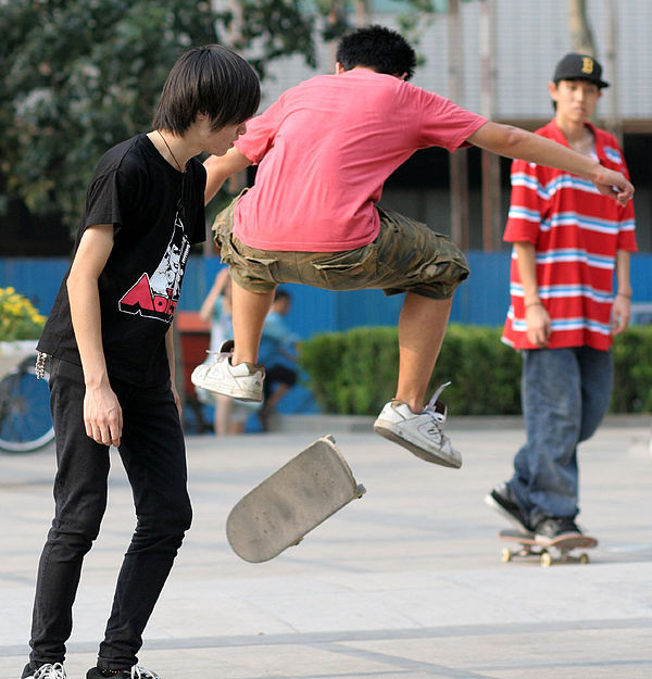 File:Skaters1.jpg