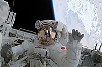 野口飛行士 STS-114での船外活動 出所：NASA