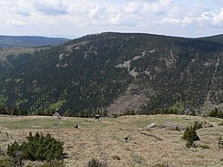 Pohled na Spálený vrch z Červené hory, v popředí Vřesová studánka