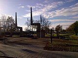 De ingang van het sportpark Ookmeer met de Poort van Constant aan de Troelstralaan.