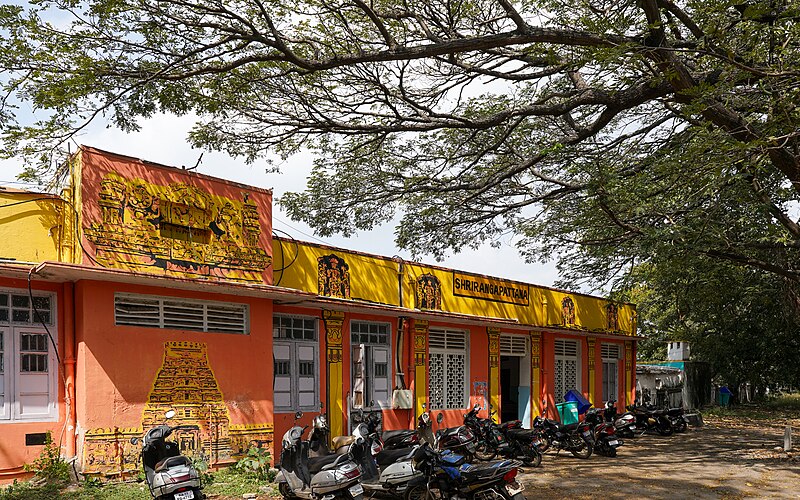 File:Srirangapatna Railway Station Entrance Rain Tree Jan24 A7C 08957.jpg