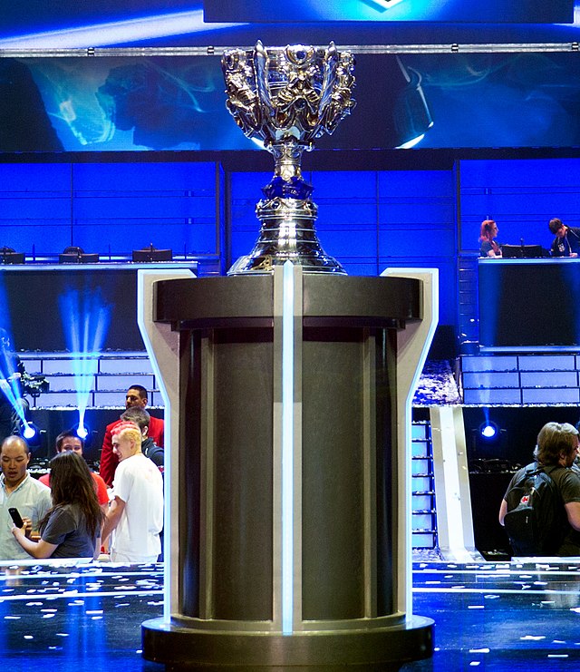 File:Stage and trophy of LoL World Championship 2013 (cropped).jpg -  Wikimedia Commons