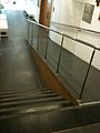 מדרגות לצד רמפה במוזיאון ישראל. הרמפה תופסת שטח רצפה רב יותר