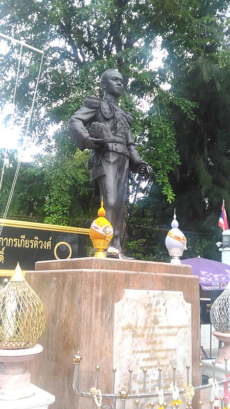 ไฟล์:Statue_of_Abhakara_Kiartivongse,_Nang_Loeng,_Bamgkok_(04).jpg