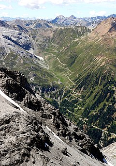 Il versante altoatesino del passo, con la tortuosa strada che lo risale