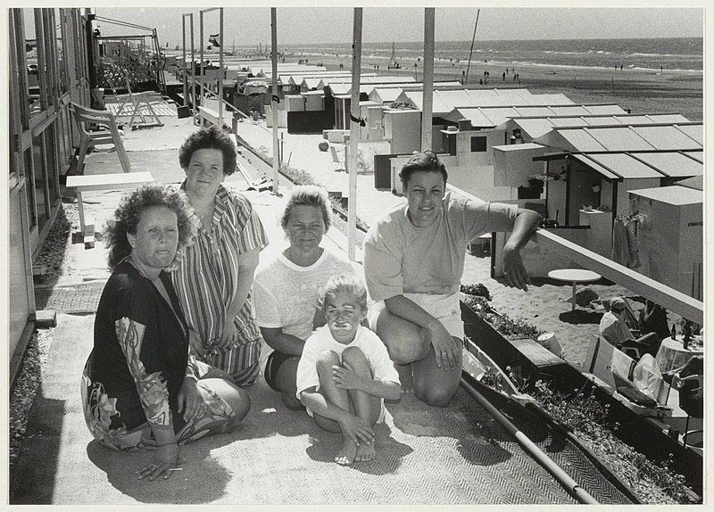 File:Strandhuisjes bewoners leden van kampeervereniging K.V.A. NL-HlmNHA 54031874.JPG