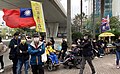 西九龙裁判法院外，有人展示青天白日旗以及港英殖民时代的龙狮旗